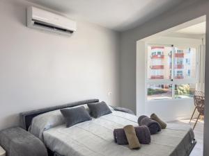 Castillo BajoにあるEstudio Mediterraneo A124のベッドと椅子と窓のある寝室 +19枚の写真