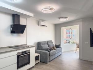 Castillo BajoにあるEstudio Mediterraneo A124のソファと椅子のあるリビングルーム