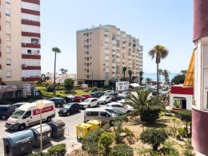 Castillo BajoにあるEstudio Mediterraneo A124の都市の車の多い駐車場