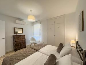 Giường trong phòng chung tại Apartamento Vistas al Mar A120 +28 ảnh