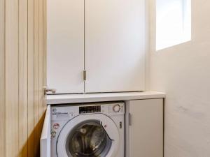ウィンチカムにある2 Bed in Winchcombe 83182の白いキャビネットが上にある洗濯機