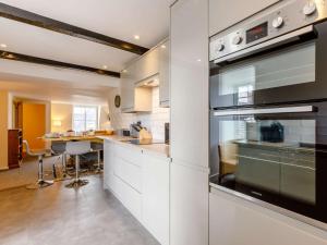 ウィンチカムにある2 Bed in Winchcombe 83182の白いキャビネットとオーブン付きのキッチン