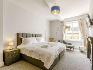 ウィンチカムにある2 Bed in Winchcombe 83182の大きなベッドと窓のある寝室