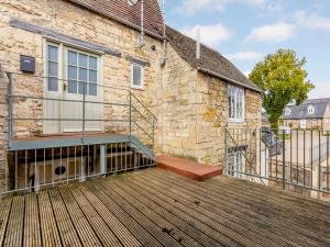 ウィンチカムにある2 Bed in Winchcombe 83182の木製のデッキのある家