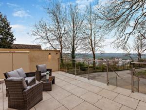 un patio con 2 sillas y una mesa con vistas en 1 Bed in Wotton-under-Edge 91936, en Wotton-under-Edge