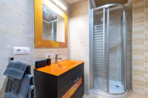 un baño con lavabo y ducha en Apartamento Brétema, en Altamira 20 fotos más