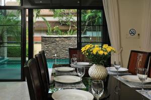 Imagen de la galería de VILLA SALIKA | 4 bedroom Thai Balinese private pool villa | Rawai, en Rawai Beach