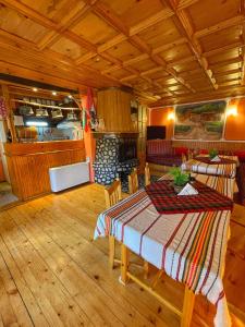 una sala da pranzo con un tavolo e una cucina di Guest rooms Colorit a Koprivshtitsa