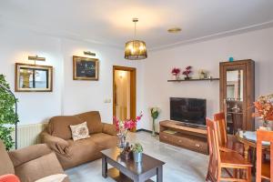 a living room with a couch and a table at Casa Filo Vistas Montaña in Rute