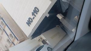 ジッダにあるداركمの建物の前に停まっているUPSトラックの眺め