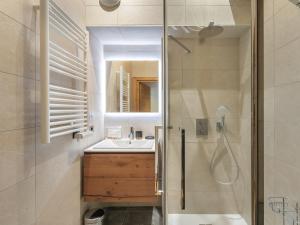 ein Badezimmer mit Dusche und Waschbecken in der Unterkunft Bel appartement moderne, proche des pistes, à Méribel - FR-1-565-98 in Les Allues