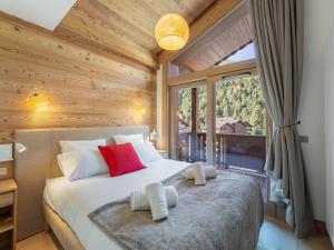 ein Schlafzimmer mit einem großen Bett mit einem großen Fenster in der Unterkunft Bel appartement moderne, proche des pistes, à Méribel - FR-1-565-98 in Les Allues