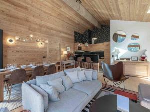 ein Wohnzimmer mit Couch und ein Esszimmer in der Unterkunft Bel appartement moderne, proche des pistes, à Méribel - FR-1-565-98 in Les Allues