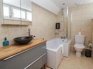 ein Badezimmer mit Waschbecken, Badewanne und Toilette in der Unterkunft Highfield Cottage in Windermere + 30 Fotos