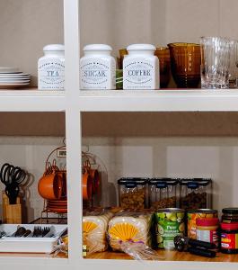 ein Küchenregal mit verschiedenen Lebensmitteln darauf in der Unterkunft Park View 'Home Away From Home' in Feilding