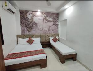 Ένα ή περισσότερα κρεβάτια σε δωμάτιο στο Agam homestay- Few steps from Golden Temple