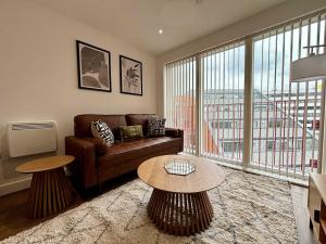 een woonkamer met een bank en een tafel bij Luxury 2 bed Apartment Bracknell in Bracknell