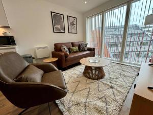 een woonkamer met een bank en een tafel bij Luxury 2 bed Apartment Bracknell in Bracknell