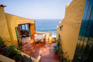 a balcony with a view of the ocean at Casa Rural Virgen del Rosario in San Juan de la Rambla