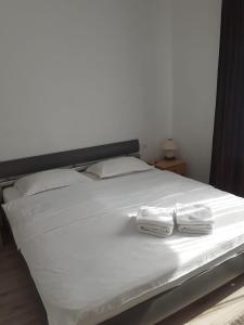 un lit avec deux serviettes dessus dans l'établissement Green Garden, à Sighetu Marmaţiei