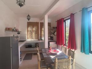 ウリッカにあるChez Yahia, Au coeur de L'Ourikaのキッチン(木製テーブル、赤いカーテン付) +78枚の写真
