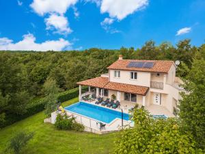 an aerial view of a house with a swimming pool at Villa Storia by IstriaLux in Kringa