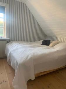 Ένα ή περισσότερα κρεβάτια σε δωμάτιο στο Country Idyll In The Northern Region Of Bornholm