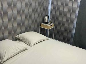 un letto con testiera in argento e comodino di Le Seysses a Seysses