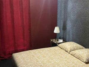 una camera da letto con un letto e un tavolo con una lampada di Le Seysses a Seysses Altre 4 foto