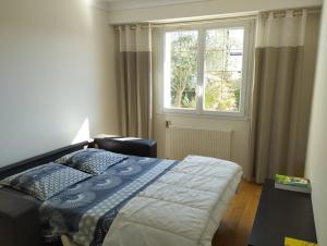 a bedroom with a bed and a window at Chambres dans maison proche Nantes et Vallet in Le Landreau