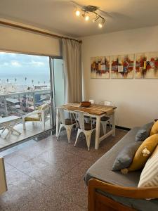 une salle à manger avec une table et une vue sur l'océan dans l'établissement Piriapolis apartamento, à Piriápolis