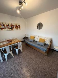 un salon avec un canapé et une table dans l'établissement Piriapolis apartamento, à Piriápolis 4 autres photos