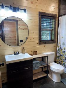 Ένα μπάνιο στο Bear with Me Cabin in Broken Bow +13 φωτογραφίες