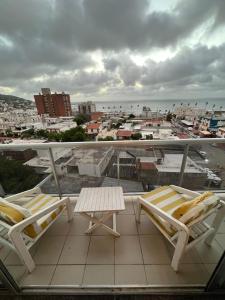 - un balcon avec deux chaises et une table dans l'établissement Piriapolis apartamento, à Piriápolis
