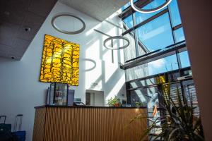 Un restaurante con un cartel amarillo en la pared. en Hotel Djurhuus, en Tórshavn 54 fotos más