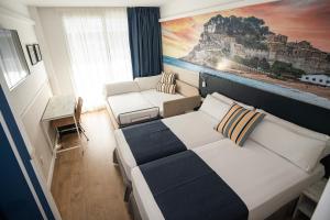 una habitación de hotel con una cama y un sofá en Hotel Don Juan Tossa, en Tossa de Mar