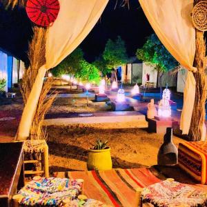 Κήπος έξω από το Sunlight Luxury Desert Camp