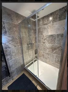 una ducha con puerta de cristal en un baño en Le VALHALLA chambre freya, en Forges-les-Eaux 7 fotos más