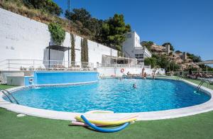 Una gran piscina con un montón de tablas de surf en ella en Hotel Don Juan Tossa, en Tossa de Mar 29 fotos más