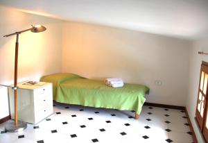 a bedroom with a bed and a lamp and a table at Il Nido del Falco in Pula