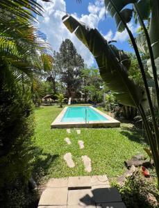 a swimming pool in the yard of a house at Casaquinta grande con pileta y parrilla in Camba Punta