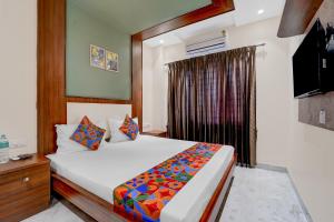 Ένα ή περισσότερα κρεβάτια σε δωμάτιο στο FabHotel Kayal Plaza