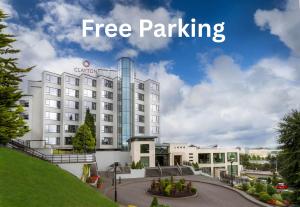 科克克莱顿银泉酒店的酒店效果图，上面写着“免费停车”