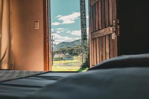 uma porta aberta com vista para uma montanha em Pousada refúgio do lago em Lages