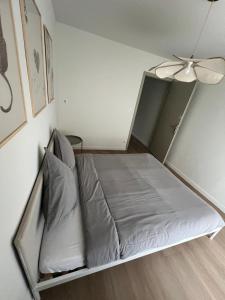 a bed in a room with a ceiling at Charmant appartement aux portes de Strasbourg in Oberhausbergen