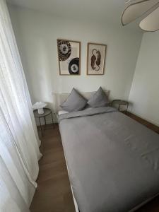 a small bedroom with a bed in the corner at Charmant appartement aux portes de Strasbourg in Oberhausbergen