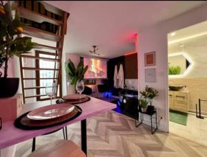 een woonkamer met een eettafel en een keuken bij Secret Room Elegance, mystère et intimité in Souppes-sur-Loing