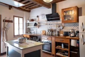 a kitchen with a counter top and a refrigerator at TRUFFLE'N'BED in San Giovanni dʼAsso +96 photos