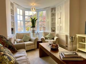 ein Wohnzimmer mit zwei Stühlen und einem Couchtisch in der Unterkunft 17th century Coach House - Pet & Family Friendly in Marlborough