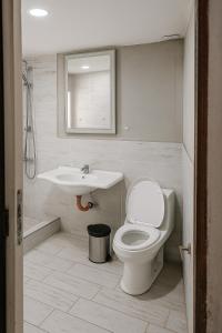 a bathroom with a toilet and a sink at Casa quinta en Pilar solo Eventos y Pasar el Día in Pilar